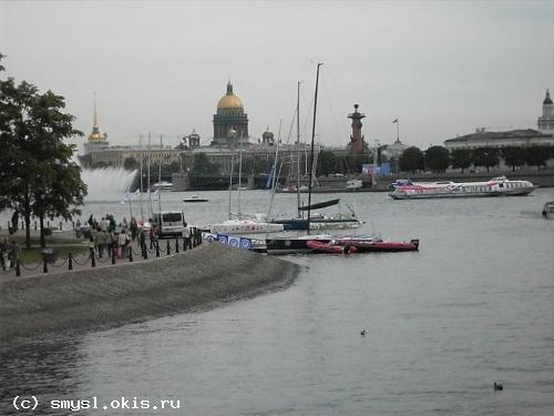 Вид на Дворцовый мост и стрелку Васильевского острова.